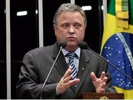 Maggi diz ter tratado com ministro de excesso de leite uruguaio no Brasil