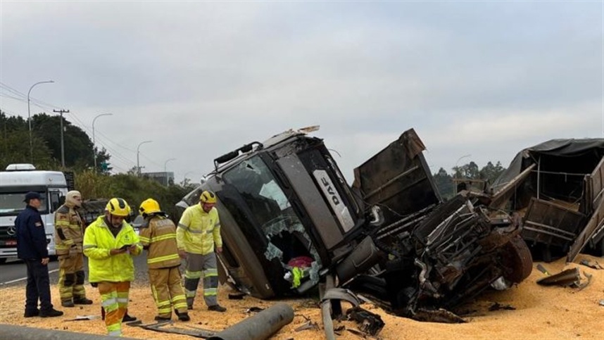 Carreta tomba e causa transtornos na BR-386 em Estrela